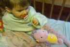 moja córeczka Natalia ze swoim ulubionym konikiem morskim z firmy Fisher Price co gra usypiające melodie z odgłosem wody to też konik nie? tylko morski :)