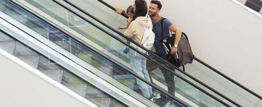 Jak bezpiecznie latać samolotem z dzieckiem? WAŻNE ZASADY I INFORMACJE
