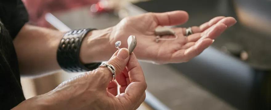 Jaki aparat słuchowy wybrać? Przewodnik dla początkujących