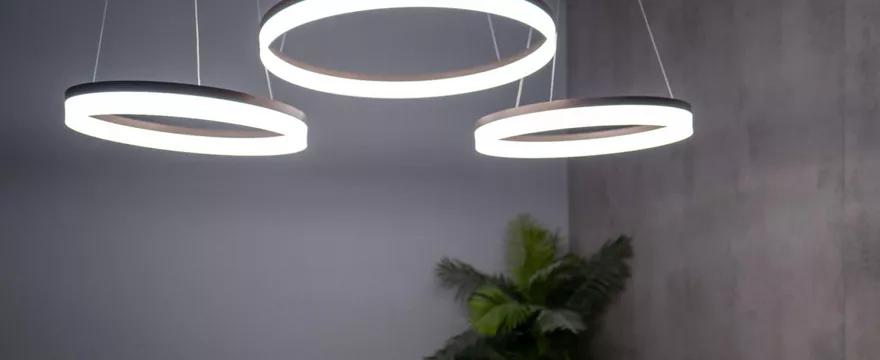 Jak dopasować lampę sufitową do wielkości pokoju?