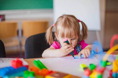 Edukacja sensoryczna to więcej niż zabawa. Jak żłobki i przedszkola wspierają rozwój dzieci?