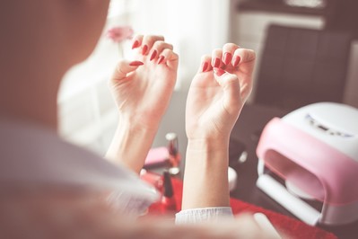 Manicure hybrydowy: Czy lampy LED są szkodliwe dla zdrowia?