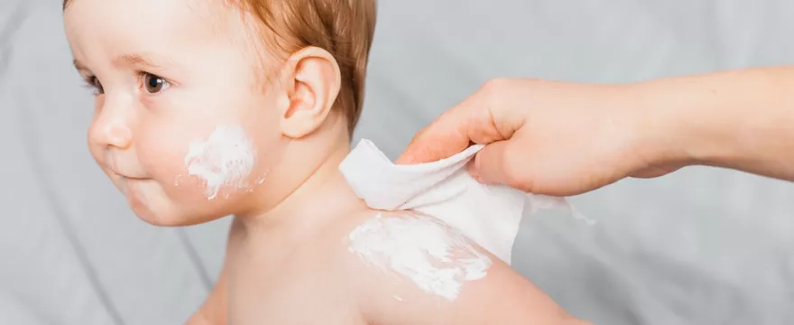 Kosmetyki, detergenty i ubrania przy AZS u dziecka – jak je wybierać?