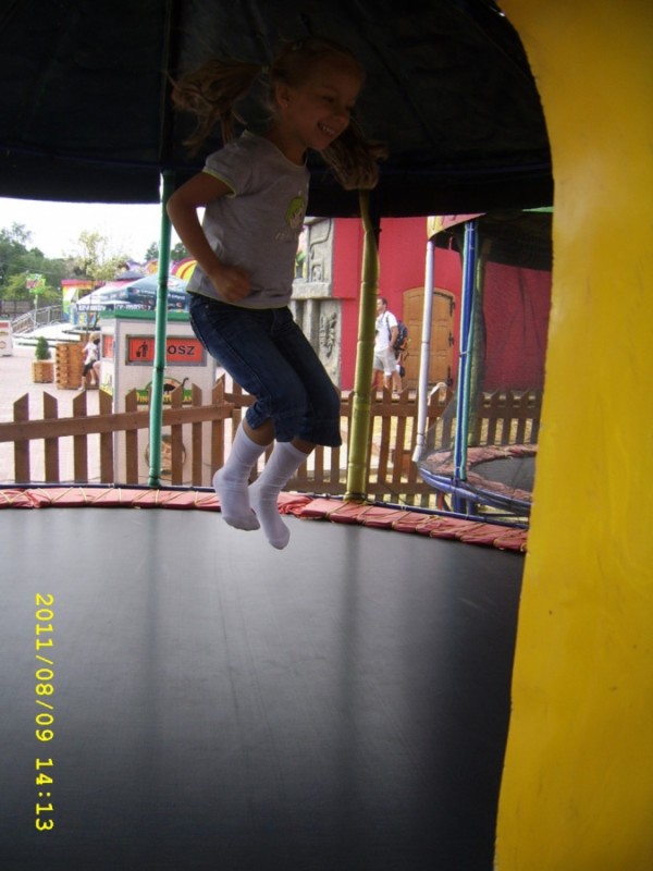 Emilka na trampolinie