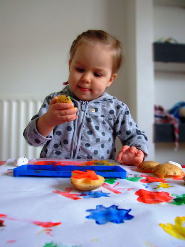 Za oknem mokro, bo deszcz wciąż pada. Co by tu robić, bo nuda nas dopada. Wnet mama pieczątki z ziemniaka wyczarowała. Choć jestem jeszcze mała, to malarka ze mnie wspaniała.