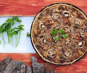 Tarta grzybowa z sosem pieczarkowym