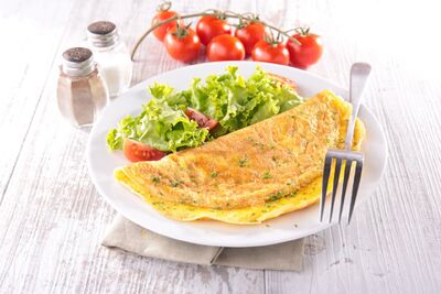 Omlet z żółtym serem na śniadanie, obiad lub kolację